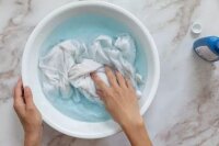 راهنمای کامل شستن لباس‌های سفید: نکات و ترفندهای مهم برای درخشندگی بیشتر