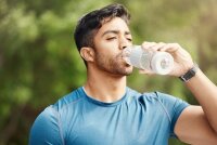 کم‌آبی بدن چیست؟ علائم، علل، راه‌های پیشگیری و درمان کم‌آبی شدید
