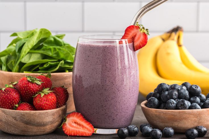 طرز تهیه اسموتی سالم توت‌فرنگی، بلوبری و موز | نوشیدنی انرژی‌زا و بدون قند مناسب رژیم، صبحانه و میان‌وعده