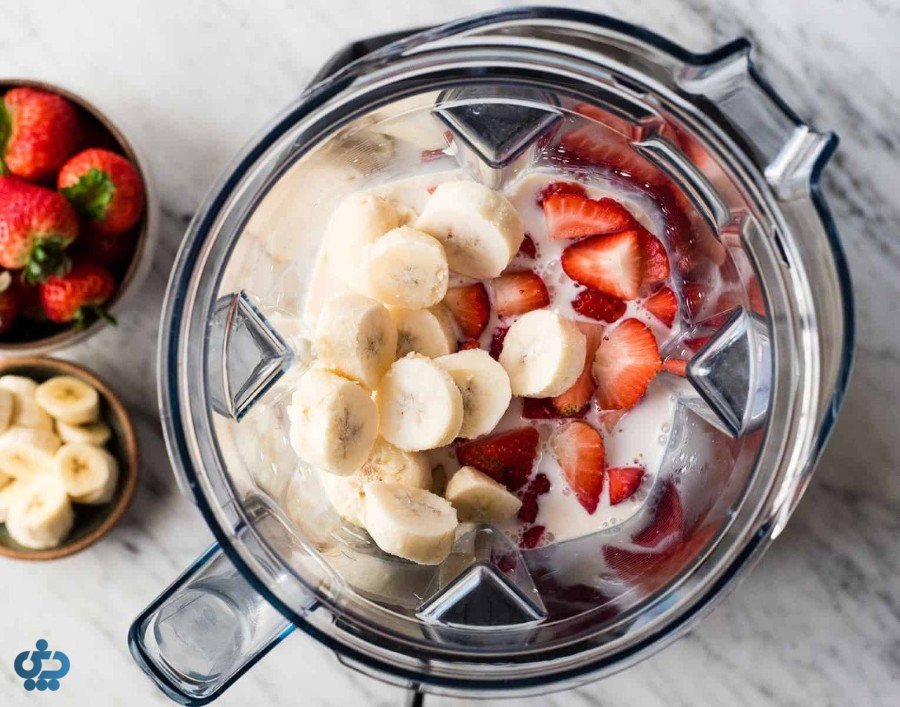 روش تهیه اسموتی توت فرنگی و موز: