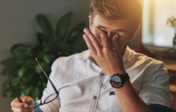 عوارض مالیدن چشم و راهکارهای مؤثر جلوگیری از آسیب بینایی