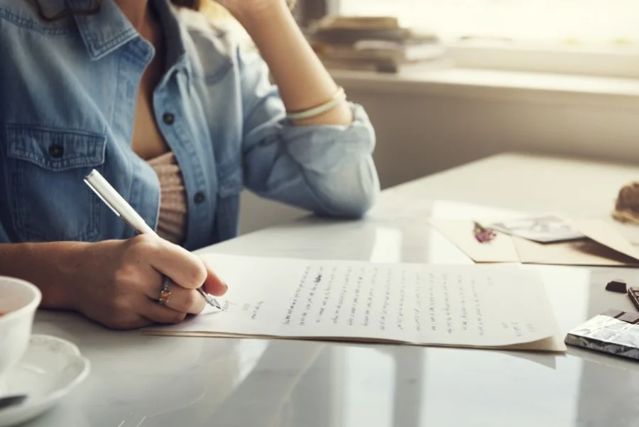 چگونه یک کارگاه نویسندگی خلاق در خانه راه‌اندازی کنیم؟