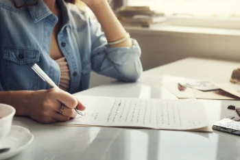 چگونه یک کارگاه نویسندگی خلاق در خانه راه‌اندازی کنیم؟