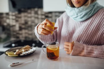 بهترین دمنوش پریود | ۱۰ دمنوش گیاهی مؤثر برای کاهش درد قاعدگی