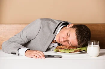 چرا بعد از غذا خسته می‌شویم؟ دلایل علمی و راهکارهای مؤثر
