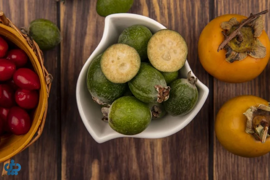 میوه فوجی کنار خرمالو و اخته