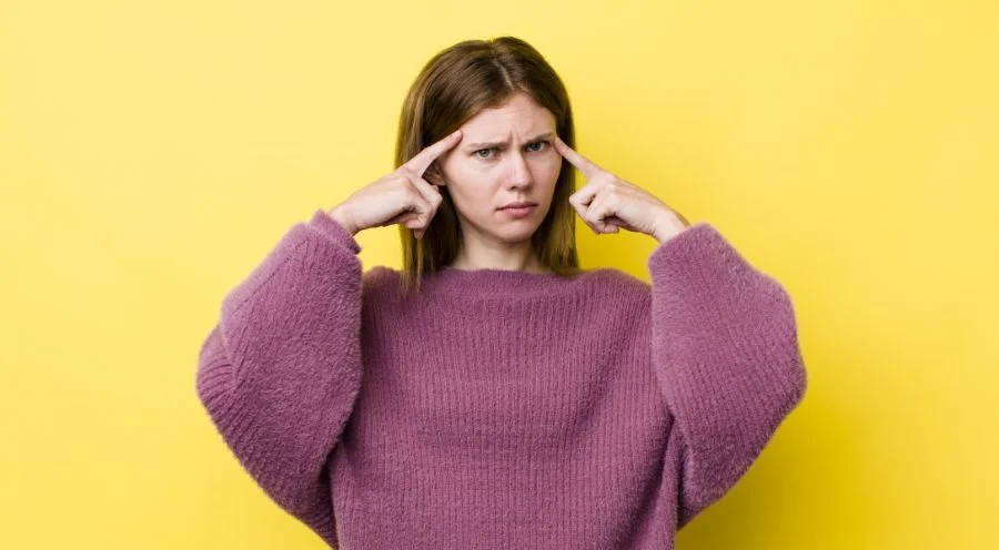 چرا خاطرات بد در ذهن ما بیشتر باقی می‌ماند؟ راه‌های مقابله