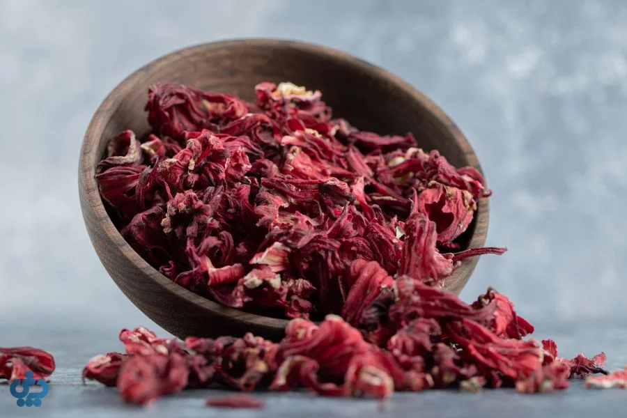 یک کاسه چوبی پر از چای ترش خشک