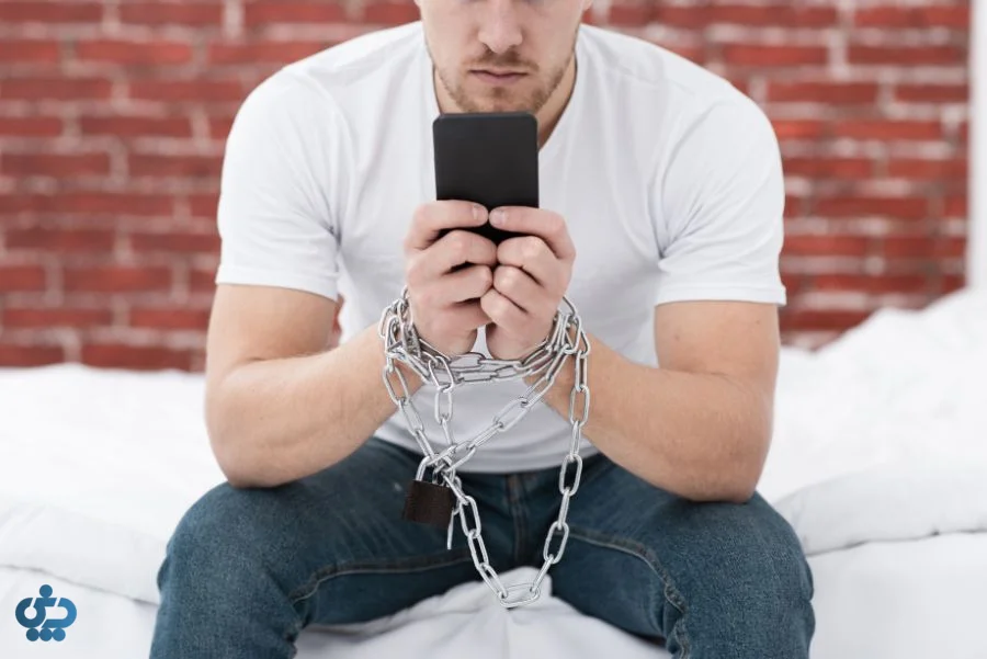 زنجیر شدن دست ها به موبایل