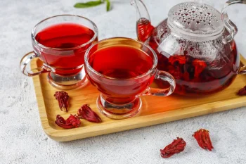 چای ترش چیست؟ فواید بی‌نظیر، طرز تهیه و عوارض هیبیسکوس