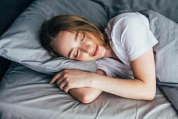 چگونه خواب ظهر را مؤثر کنیم؟ راهنمای جامع برای چرت زدن مفید