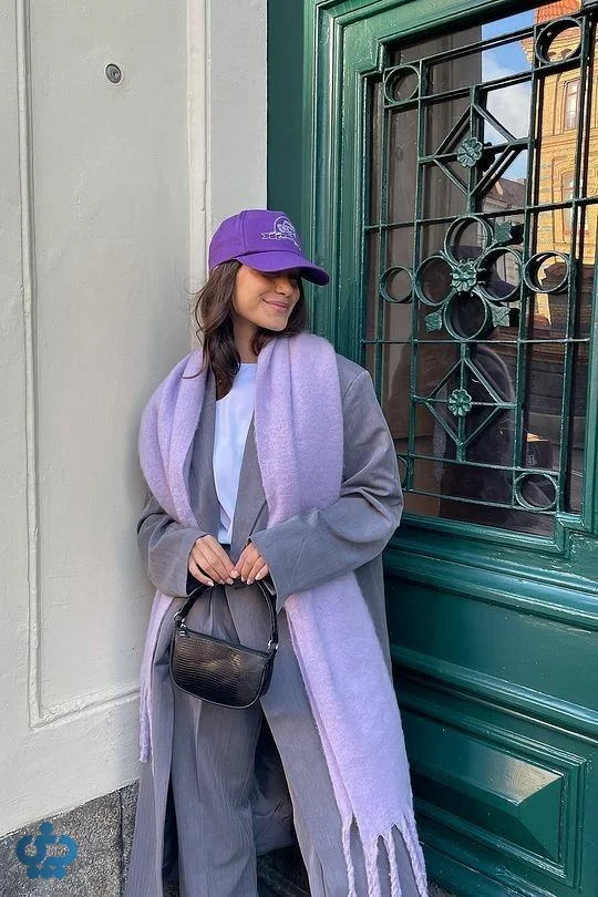 استایل با پالتوی طوسی بلند را با بافت یاسی