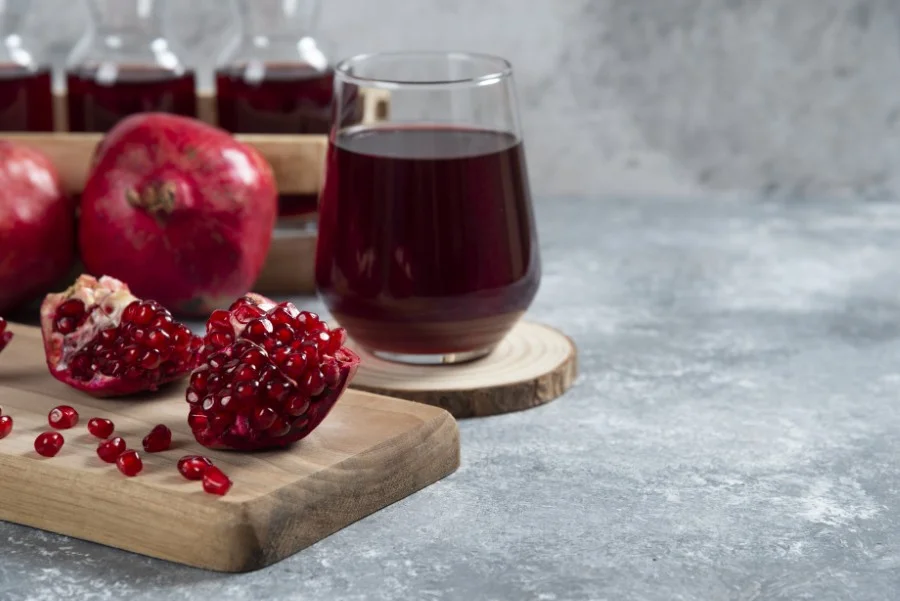 آب انار طبیعی: اکسیر سلامتی ایرانی با ۱۲ خاصیت بی‌نظیر