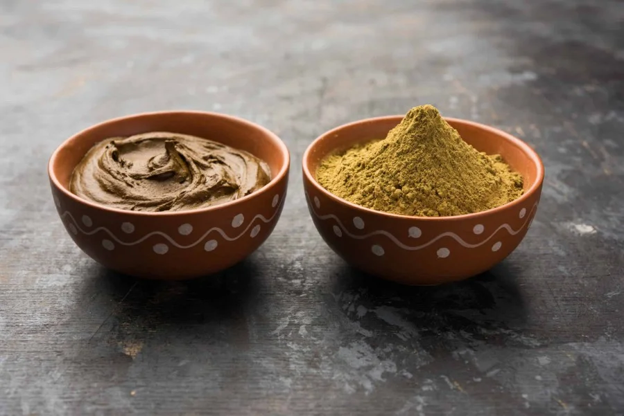 حنا چیست؟ بررسی جامع انواع حنا، خواص درمانی و مضرات آن برای پوست و مو