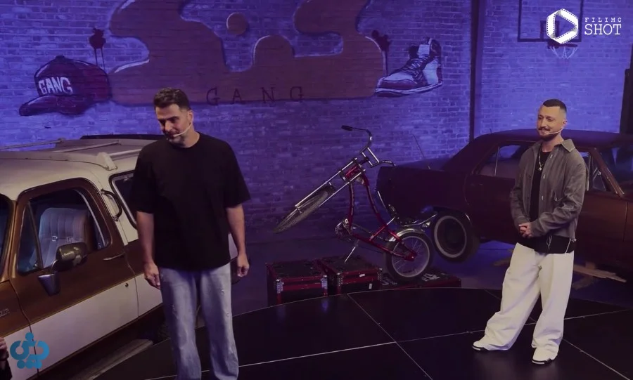 غلی ضیا و شایع در حال پاسخ دادن به سوالات