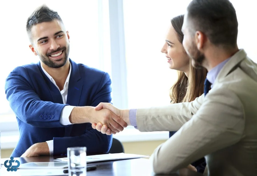 چگونه کاریزماتیک باشیم؟ 10 تکنیک طلایی زبان بدن و جذب افراد + راهنمای جامع