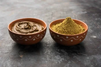 حنا چیست؟ بررسی جامع انواع حنا، خواص درمانی و مضرات آن برای پوست و مو