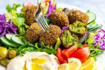 طرز تهیه فلافل بازاری و ترد با ادویه مخصوص؛ راز وا نرفتن و فوت‌وفن حرفه‌ای