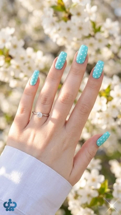 ناخن آبی آسمانی و فیروزه‌ای