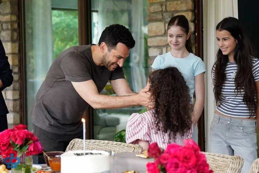 لحظه صمیمی مرد و دختر خردسال در جشن تولد سریال گل‌ها و گناهان